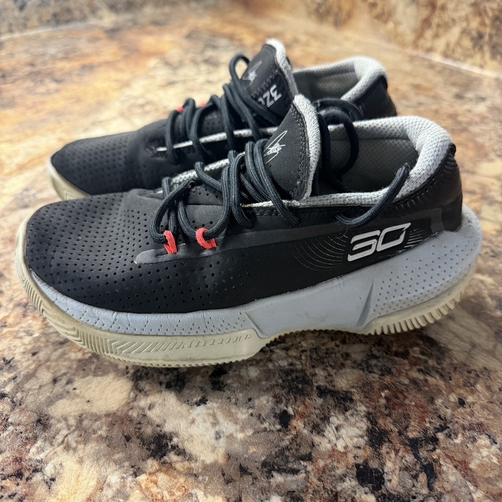Under Armour Youth SC 3Zero III 3022048-001 Black Basketball Shoes Lace Up Sz 13